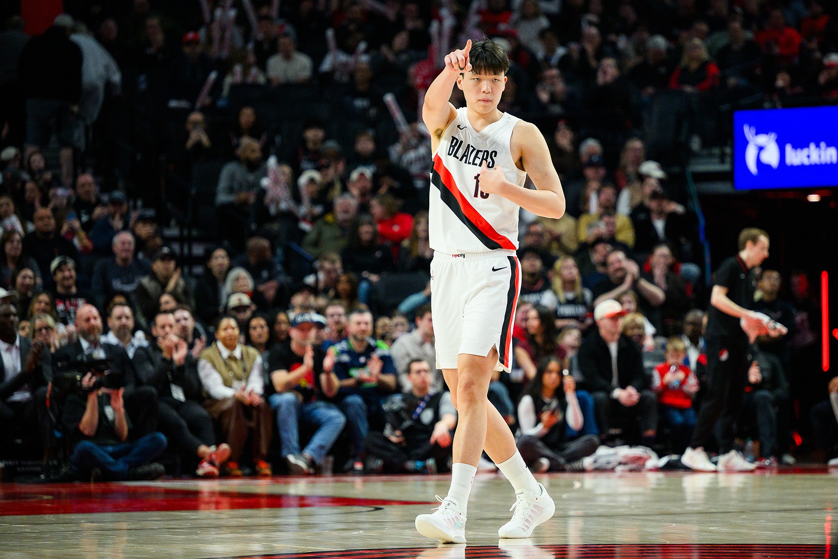 世界杯官网入口-杨瀚森谈第一年打NBA感受:快 转换快&节奏快&要不停地折返跑